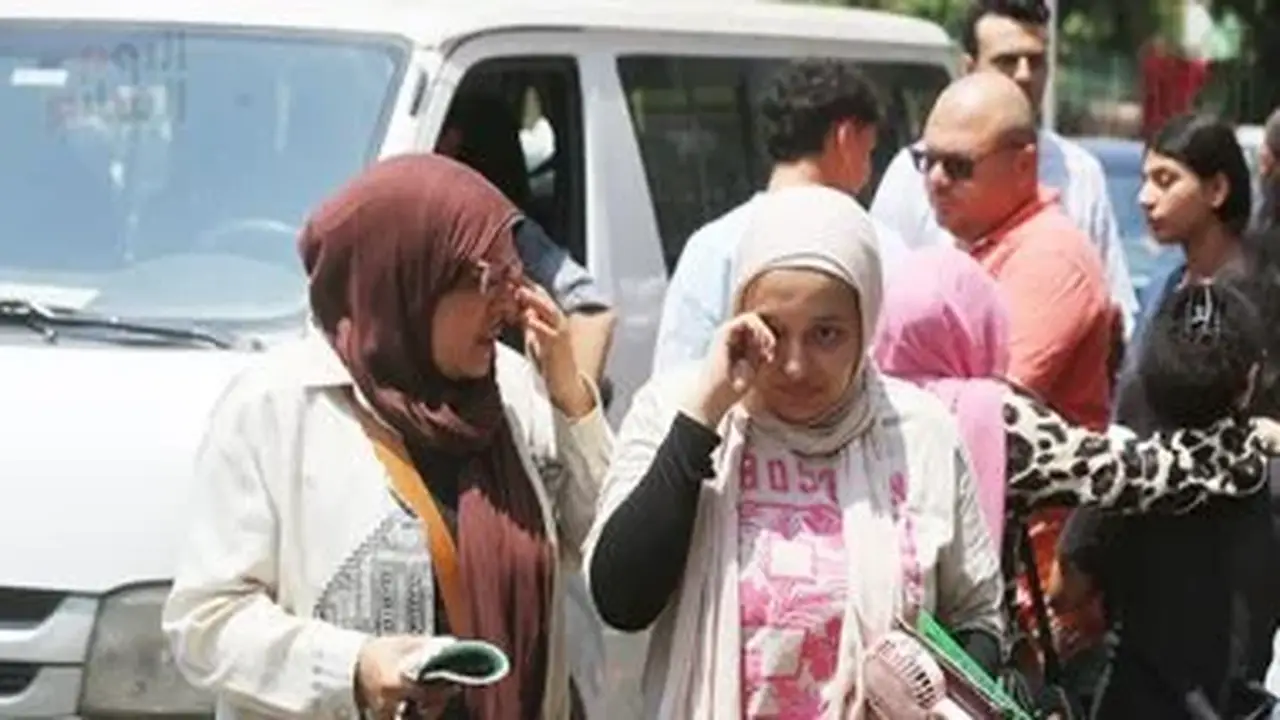طلاب الثانوية العامة يراجعون الفيزياء والتاريخ قبيل الامتحانات