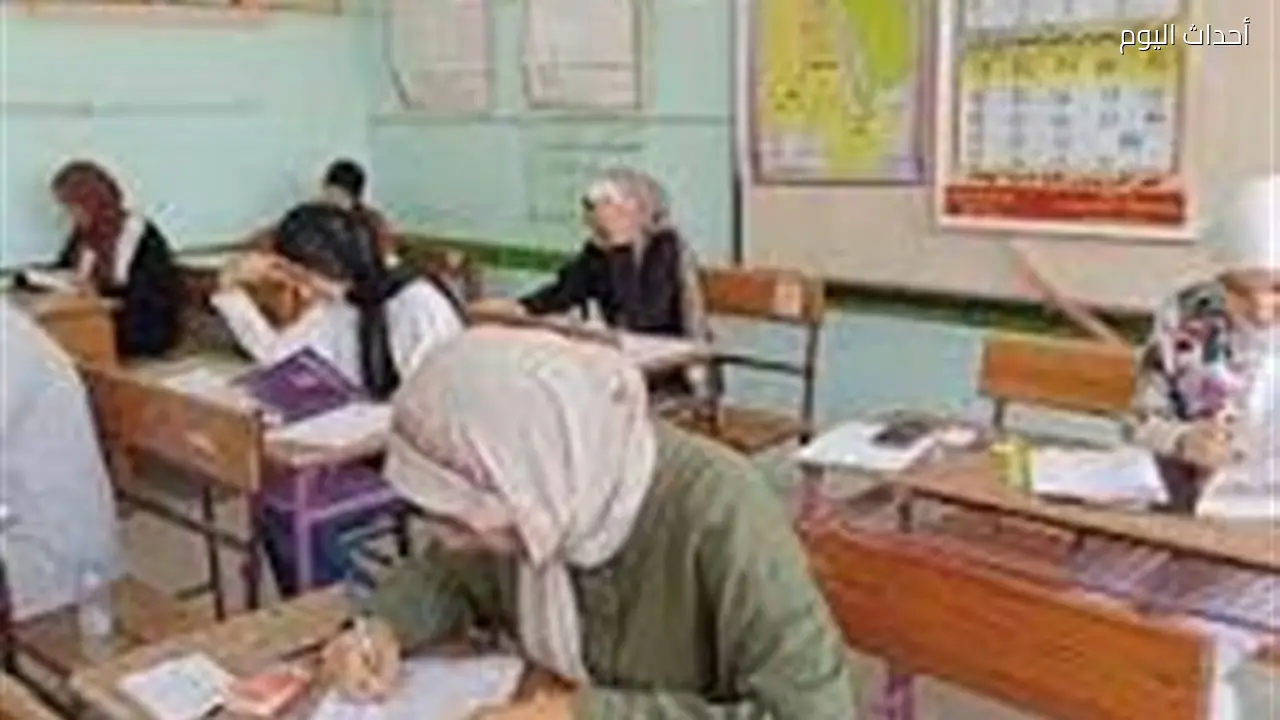 طلاب الثانوية العامة في المنيا يؤدون امتحانات الكيمياء والجغرافيا