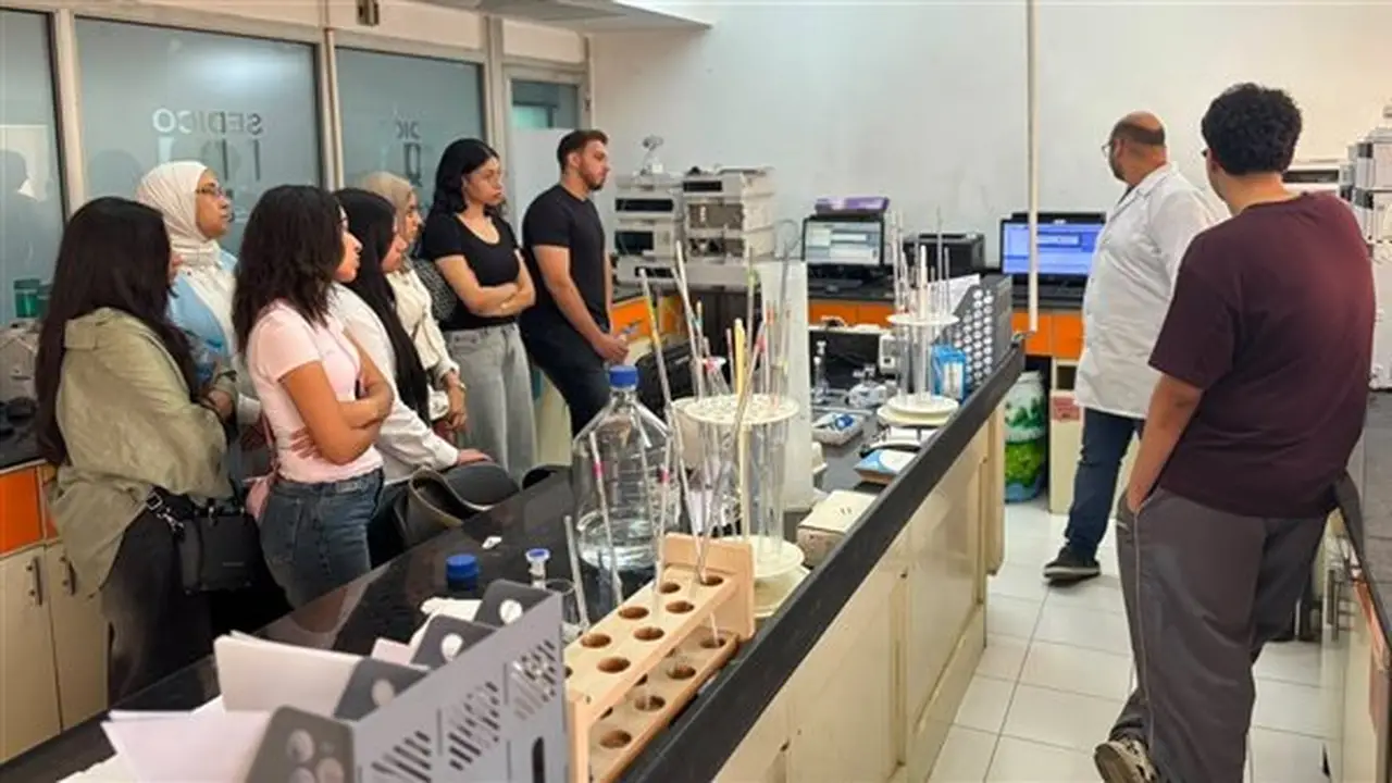 طلاب جامعة القاهرة الأهلية يستكشفون أحدث تقنيات تصنيع الدواء