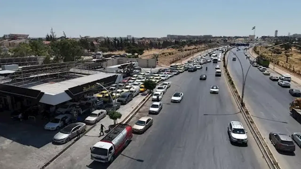 عودة طوابير السيارات أمام محطات الوقود في سوريا والسلطات تفسر الأسباب | صور