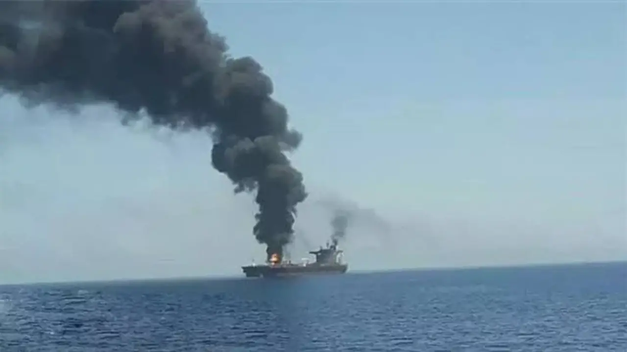 عاجل: انفجار ناقلتي نفط في طريق ملغوم جنوب مضيق هرمز وفقًا للتليفزيون الإيراني