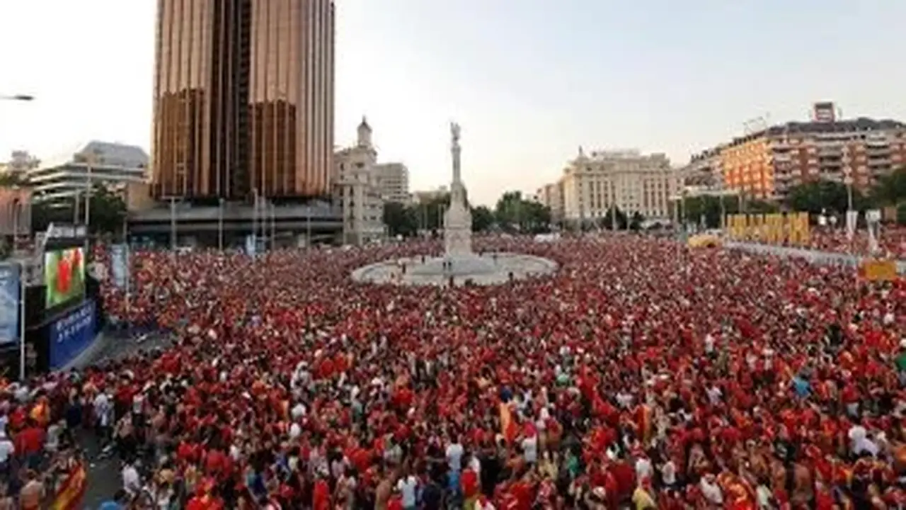 احتشاد عشرات الآلاف من الإسبان في مدريد دعماً لمنتخبهم الوطني.. صور