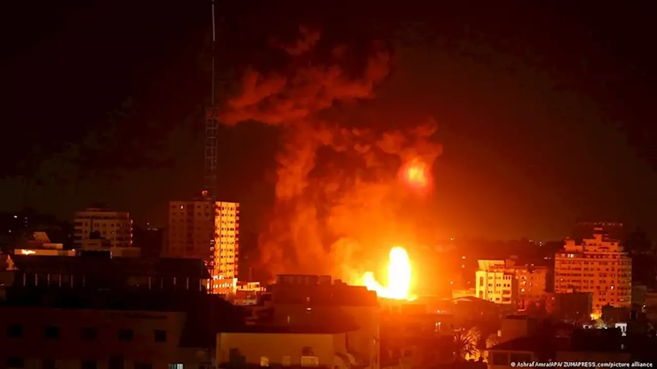 غارات إسرائيلية تستهدف منازل في عدة مناطق بقطاع غزة