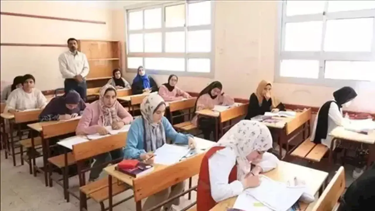 طلاب الثانوية العامة يستعدون لأداء امتحاني الفيزياء والتاريخ غدًا