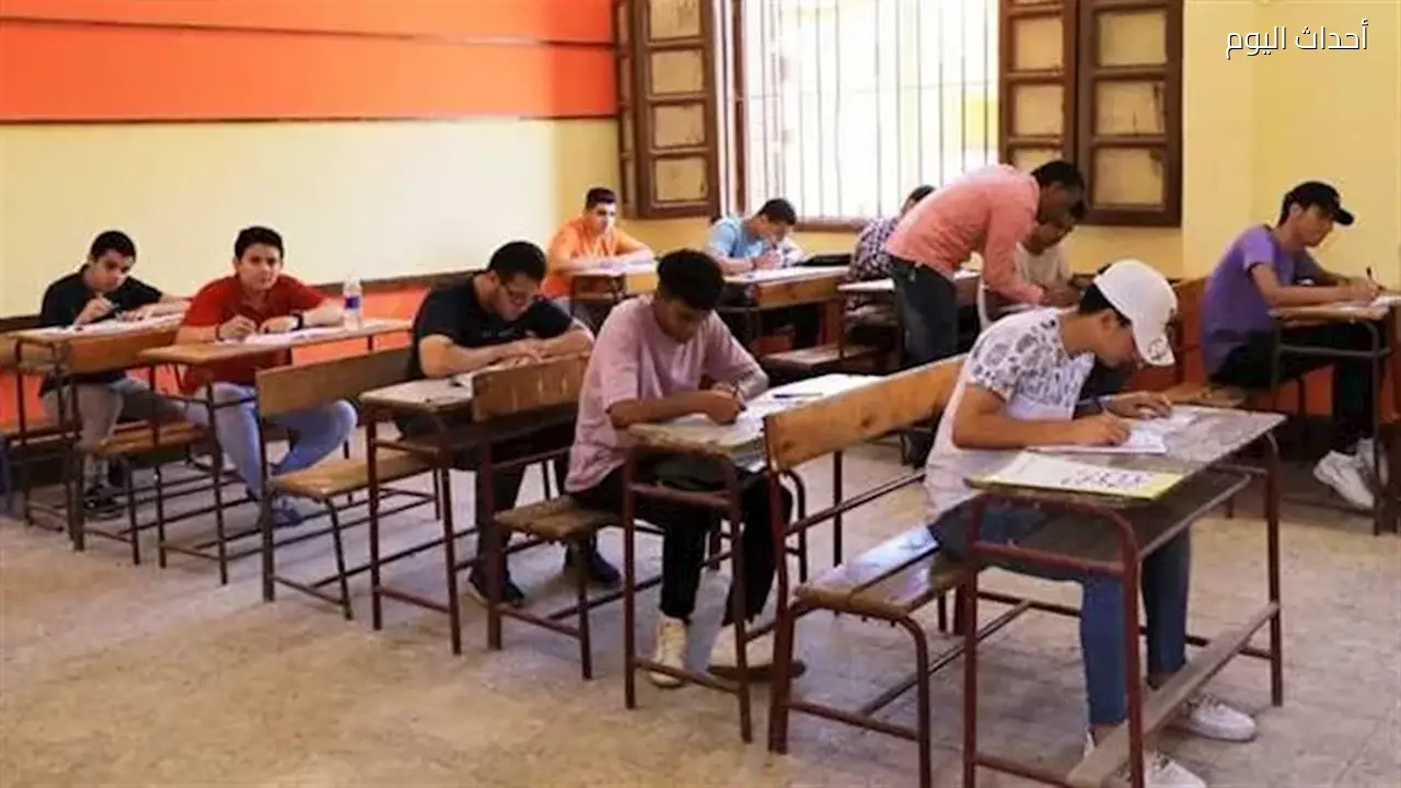 طلاب الثانوية العامة يؤدون امتحانات الكيمياء والجغرافيا غدًا