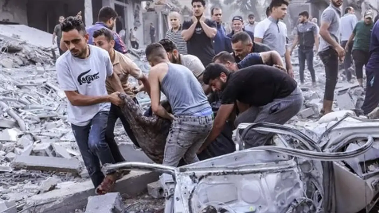 غزة: انتشال 800 جثمان من تحت الأنقاض وسط استمرار العجز في الوصول إلى الضحايا