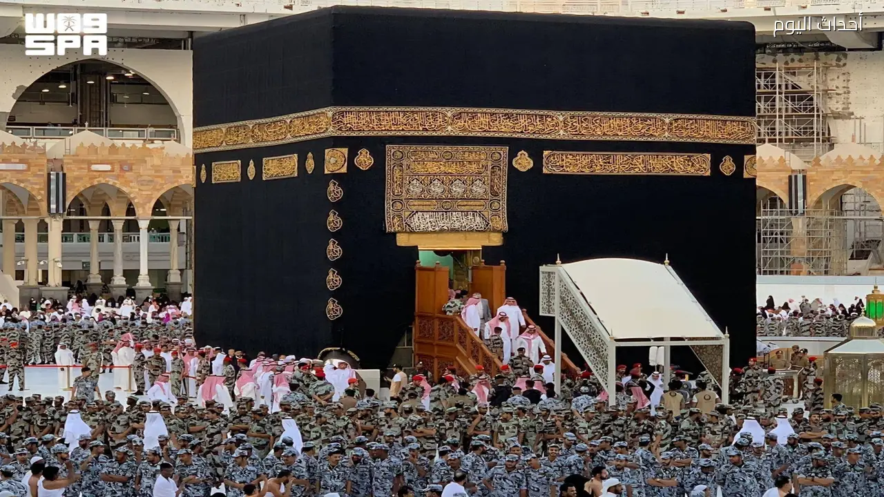 غسل الكعبة المشرفة: مشهد إيماني يتجدد عبر الأجيال ويعكس العناية المستمرة بالبيت العتيق