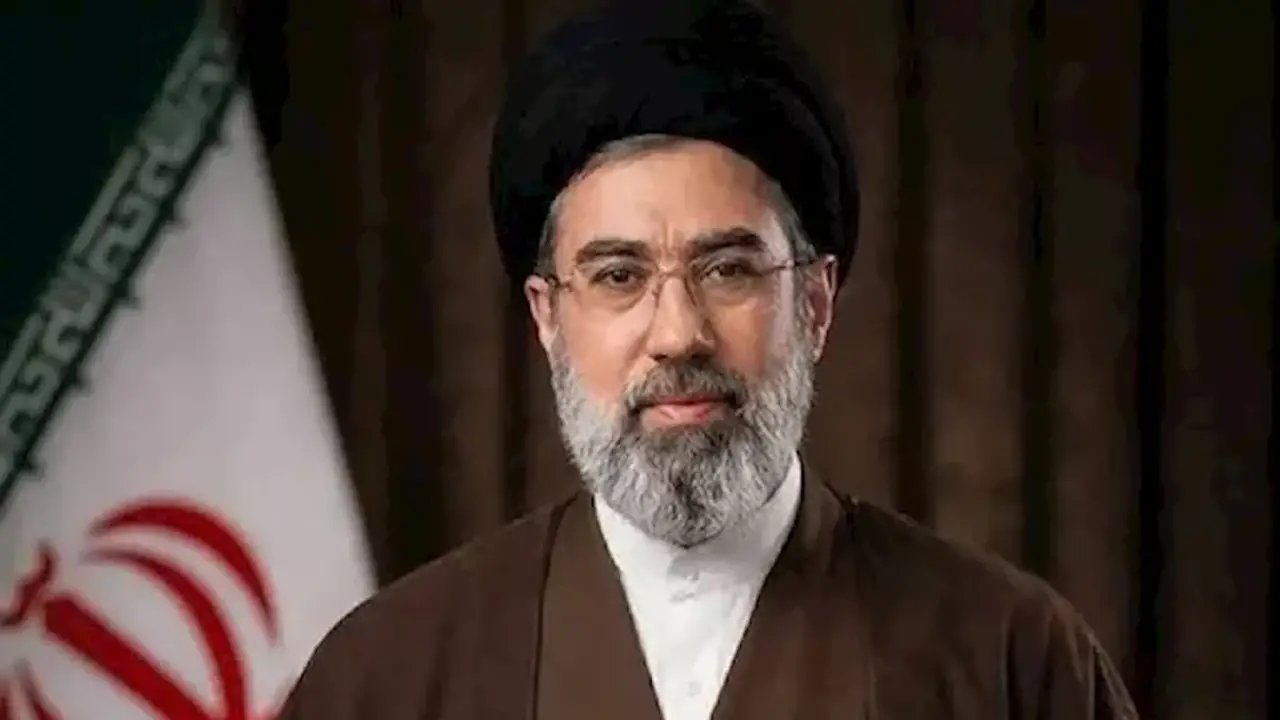 غياب مجتبى وحضور إخوته: لمحة عن أبناء خامنئي الثلاثة