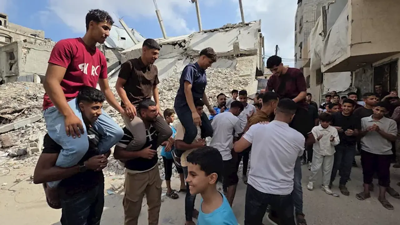 فرحة الطلاب في غزة رغم التحديات: احتفالات نتائج الثانوية العامة وسط خيام النزوح