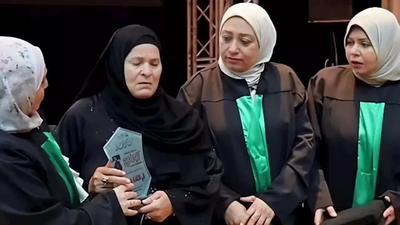 دموع الفراق.. أم تتسلم درع تخرج ابنتها الراحلة في حفل مؤثر بالشرقية – صور