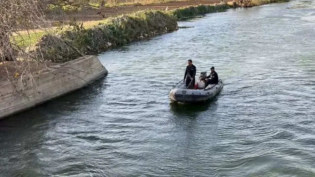 فرق الإنقاذ النهري تواصل البحث عن سائق سقط في مجرى مائي إثر حادث اصطدام