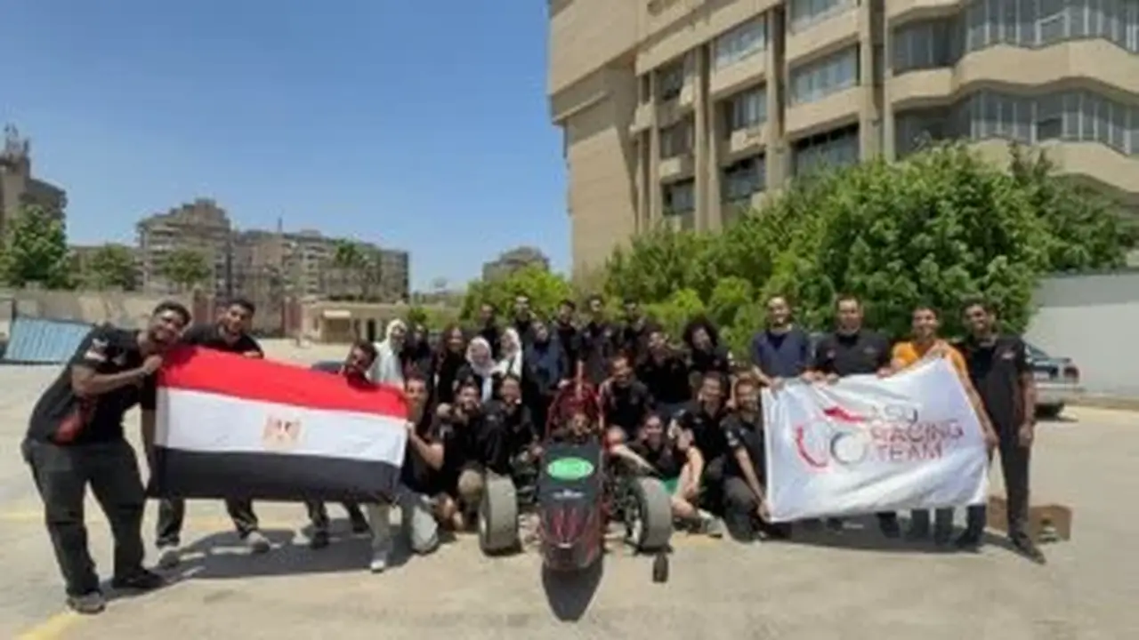 فريق سباقات جامعة عين شمس يستعد للمنافسة في بطولة فورملا الطلاب بحلبة سيلفرستون في إنجلترا
