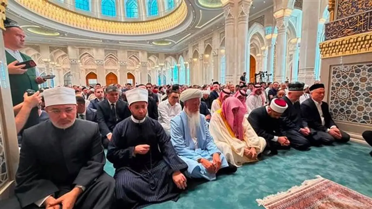 مفتي الجمهورية يؤدي صلاة الجمعة في مسجد الإمام البخاري بسمرقند