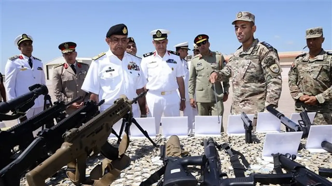 قائد القوات البحرية المصرية يبحث تعزيز التعاون العسكري مع نظيره الباكستاني