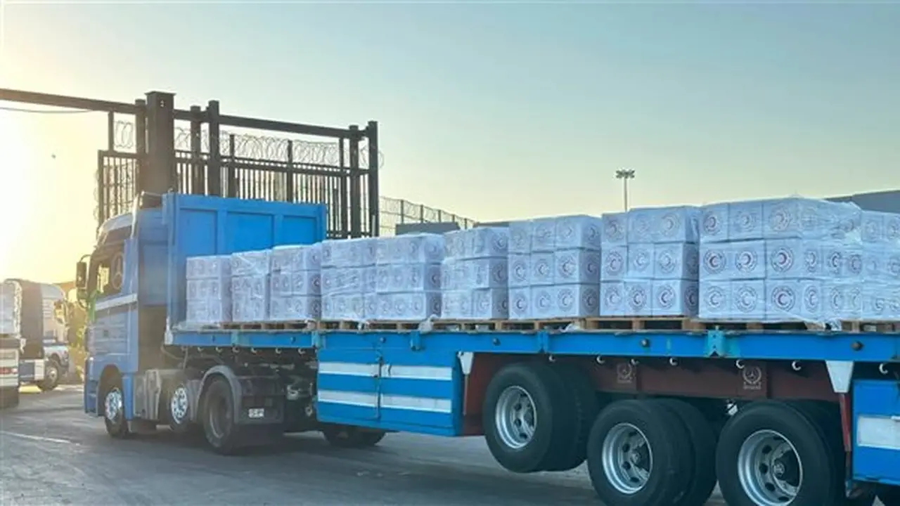 الهلال الأحمر المصري يرسل 2318 طنًا من المساعدات الإنسانية إلى غزة عبر قافلة زاد العزة
