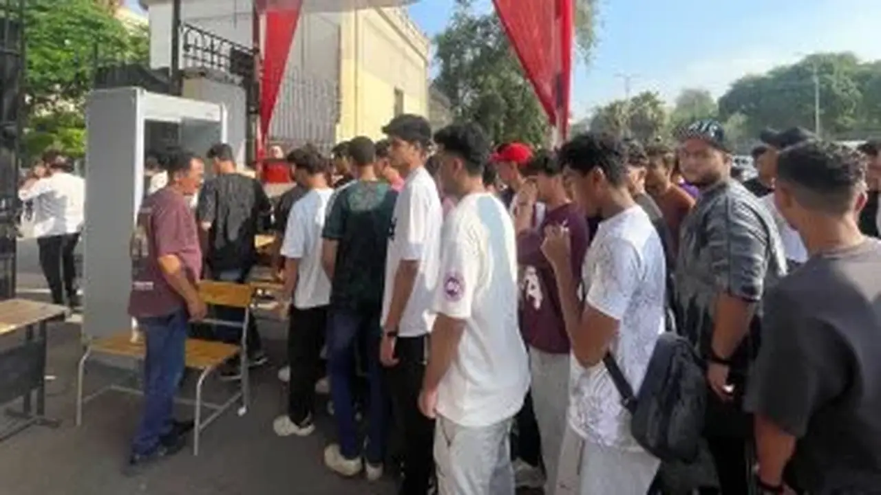 تفتيش الطلاب قبل دخول لجان امتحانات الثانوية العامة