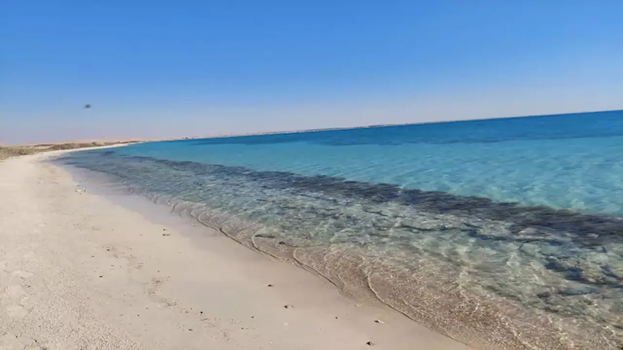 شواطئ سيناء تخلو من الزوار قبل مواجهة مصر والأرجنتين.. الجماهير تتجه نحو المقاهي