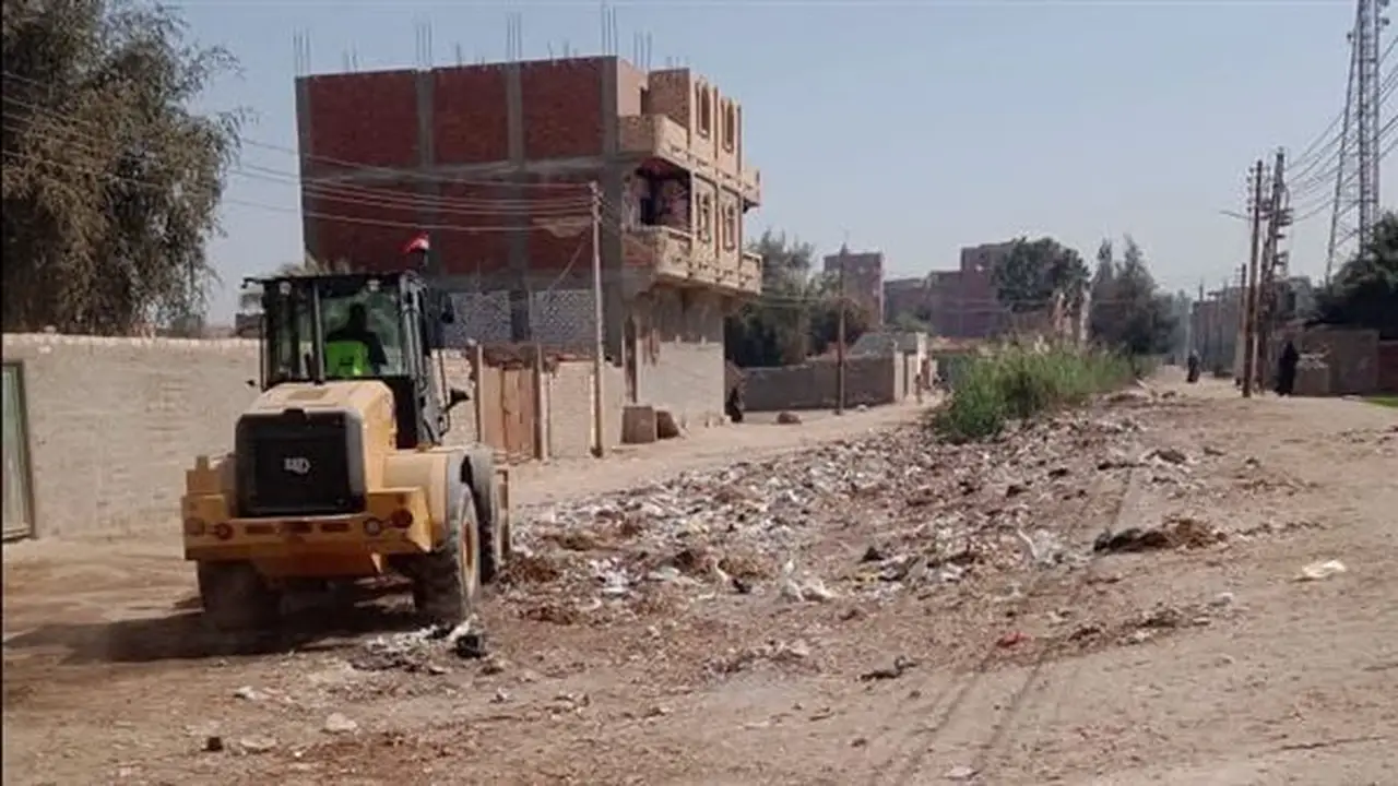 رفع 6 أطنان من القمامة وتيسير حركة المرور في قرية الشعانية بقنا