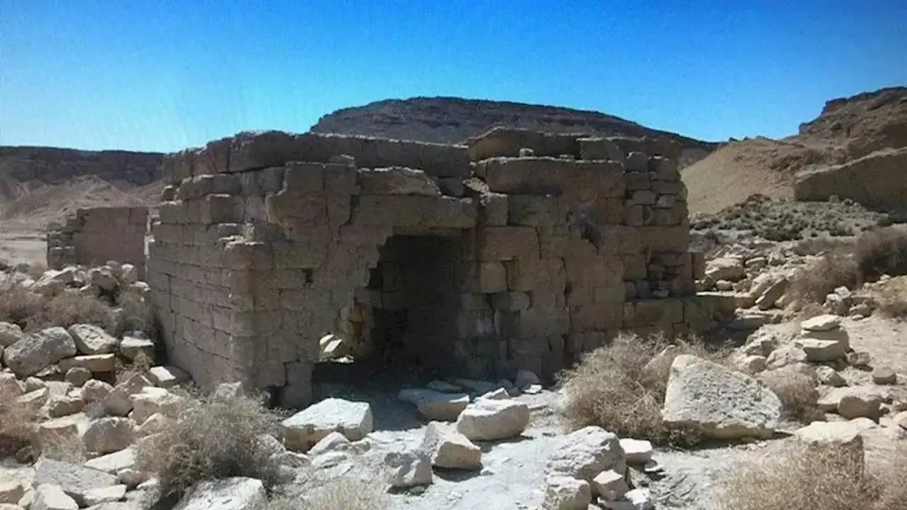 استكشاف درب عين أمور: قلاع ونقوش ومعبد روماني في قلب الوادي الجديد (صور)