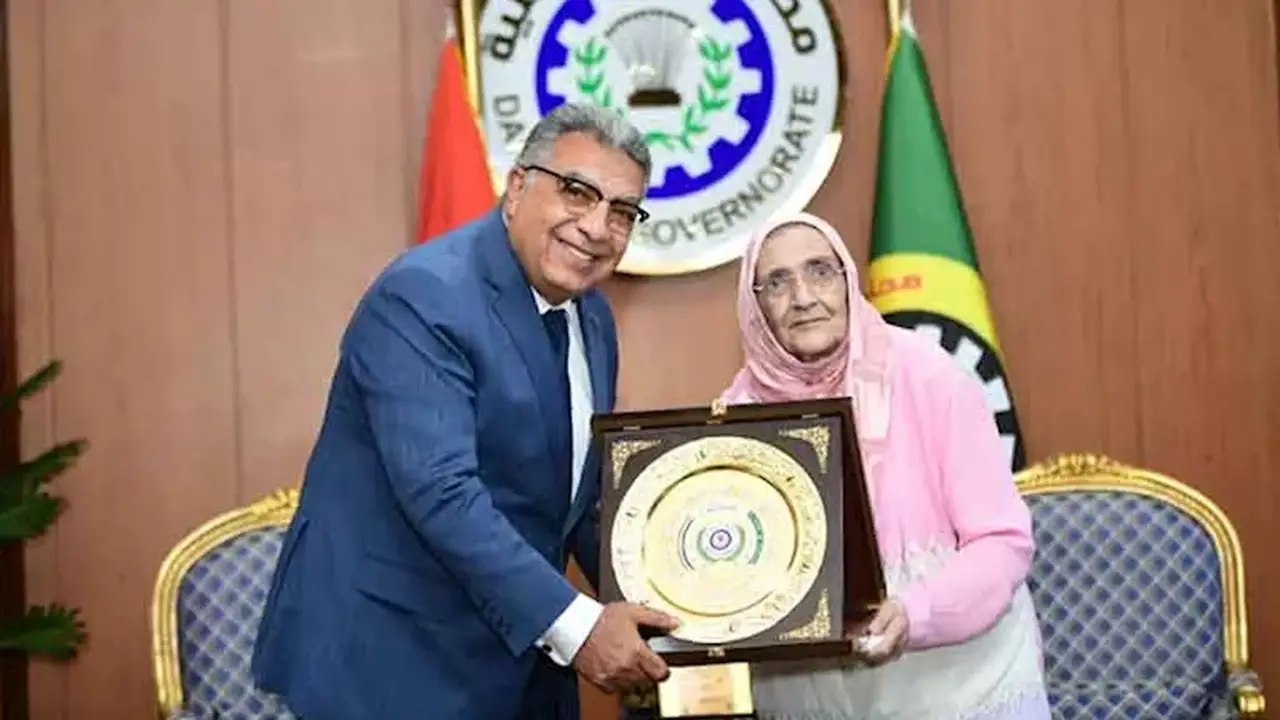 محافظ الدقهلية يكرم الحاجة آمال التي قهرت السرطان وحصلت على الدكتوراه في عمر 83