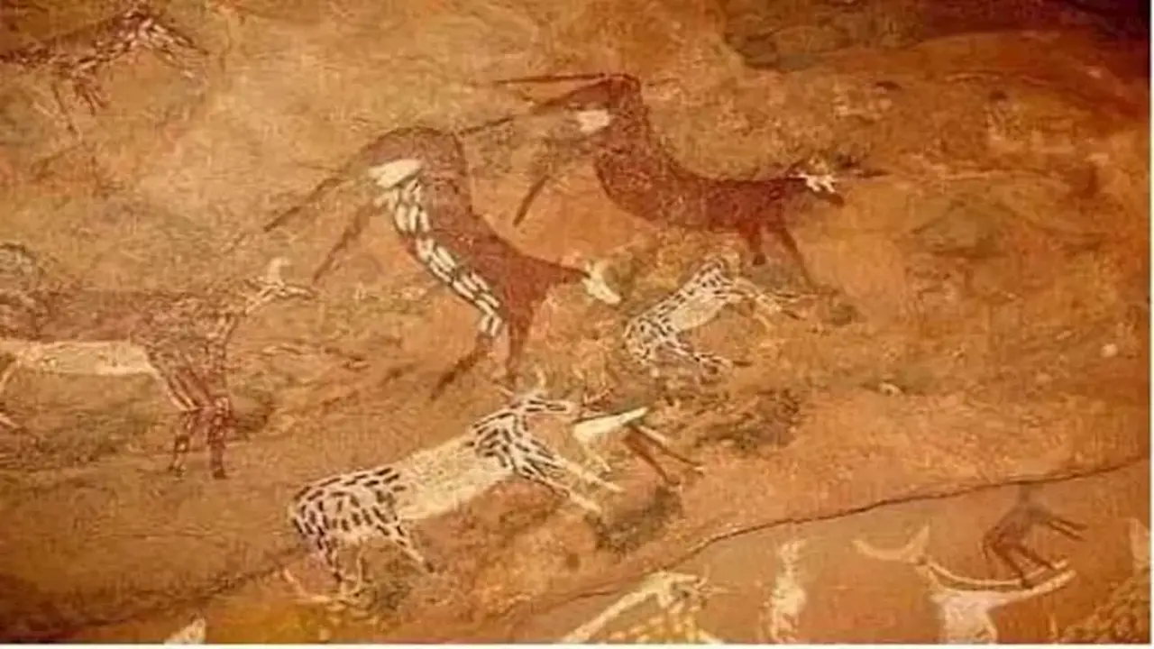 اكتشاف أسرار رسومات كهف الوحوش في الوادي الجديد: كائنات بلا رؤوس وأيادٍ غريبة