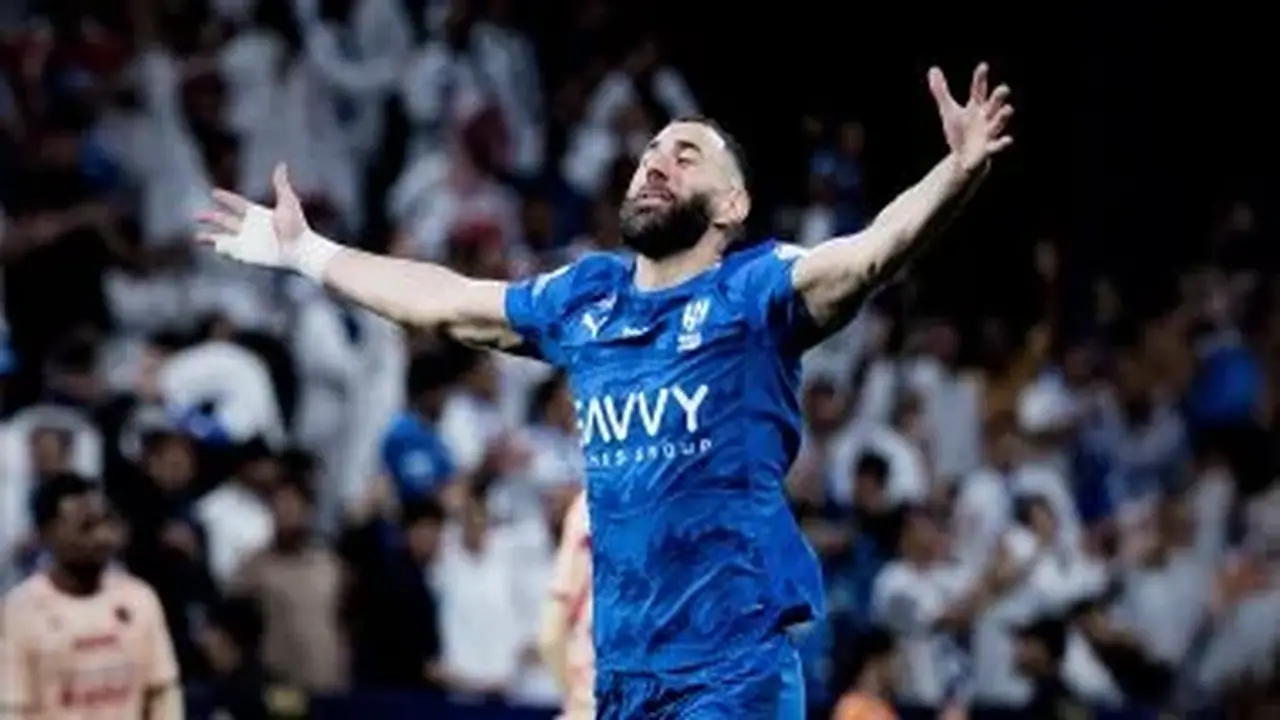 كريم بنزيما يتمسك بالبقاء في الهلال ويشترط استلام مستحقاته كاملة