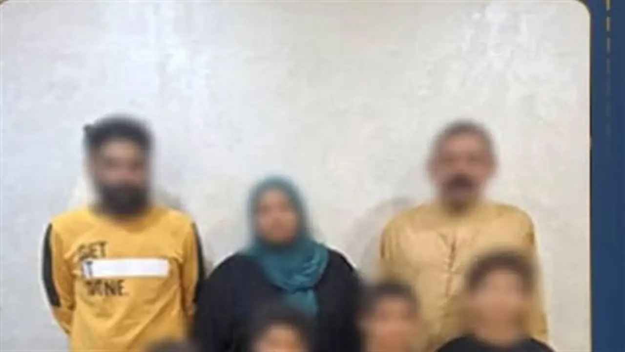 كواليس صورة مؤلمة: عندما يتاجر الآباء بنوم أطفالهم على الرصيف
