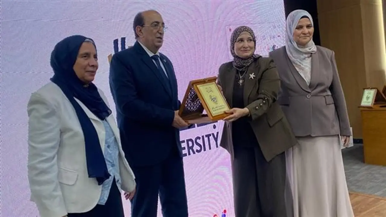 كوثر محمود تعرض التعريف الجديد للتمريض في المؤتمر العلمي الدولي الأول بجامعة السلام