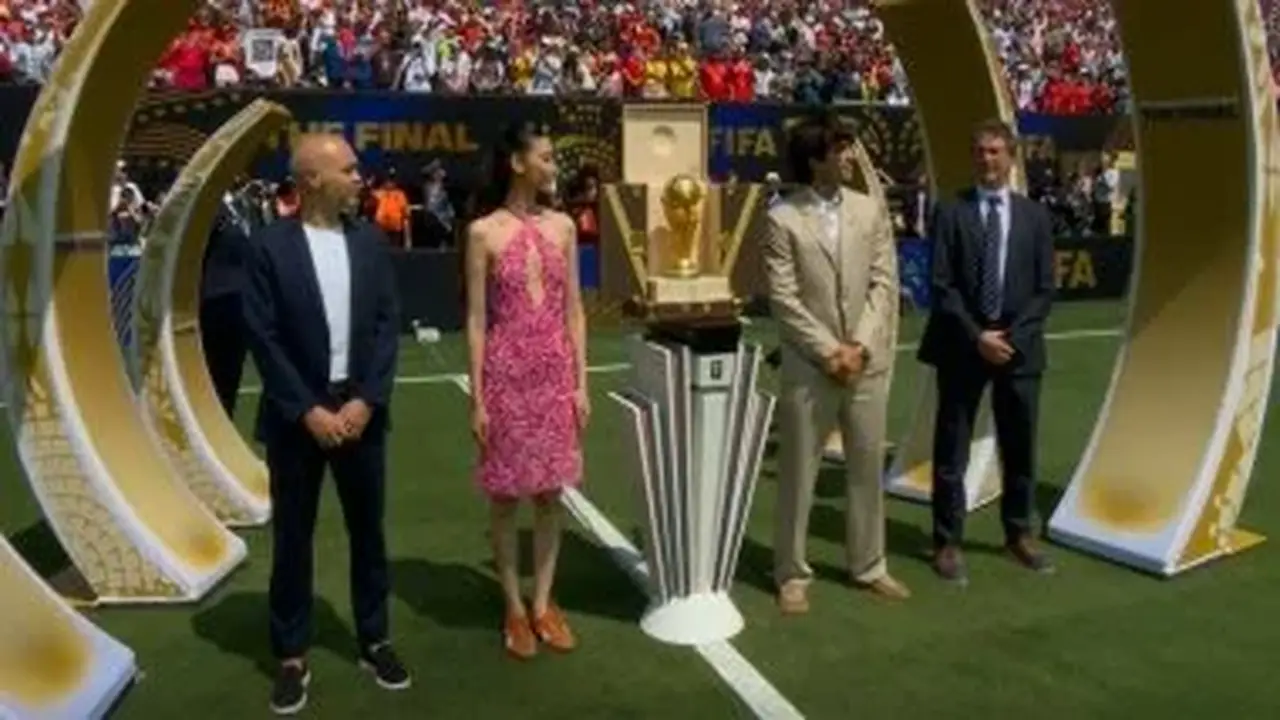 لحظة تاريخية: كيمبس وإنييستا يحملان كأس العالم قبل نهائي 2026 (فيديو)