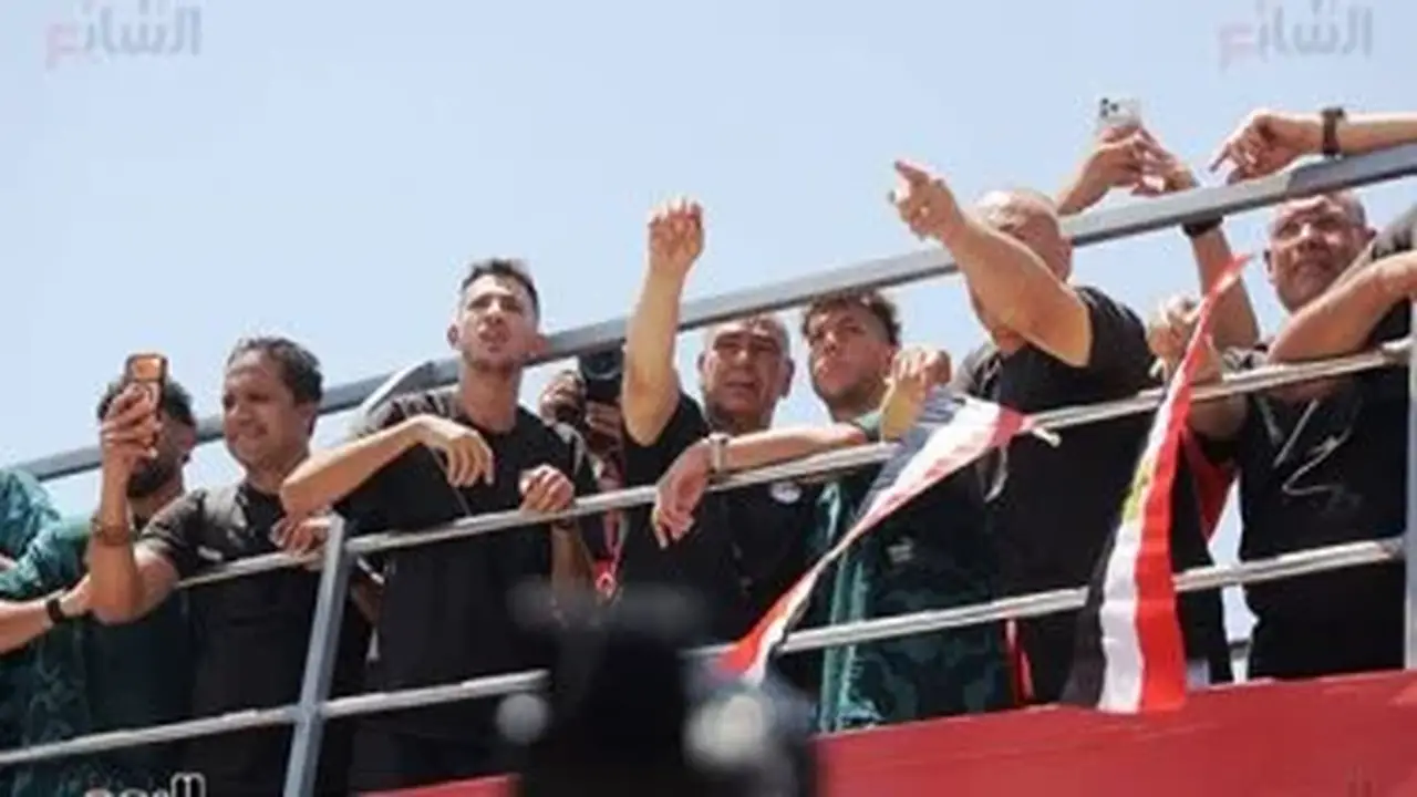 لاعبو منتخب مصر يوقعون على قمصانهم للجماهير في العلمين – فيديو