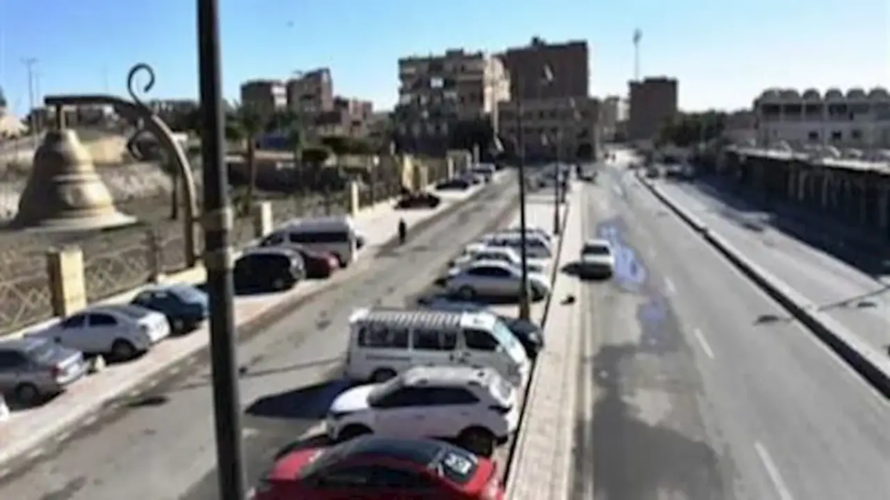 محافظ أسوان يوجه بمنع انتظار السيارات في الشارع الجديد لتحسين السيولة المرورية