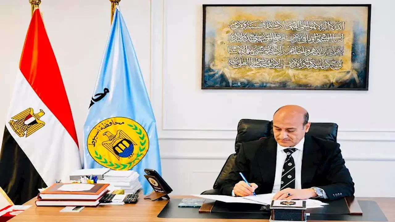 محافظ أسيوط يُصدر حركة تنقلات لنواب رؤساء المراكز والأحياء لتعزيز الكفاءة