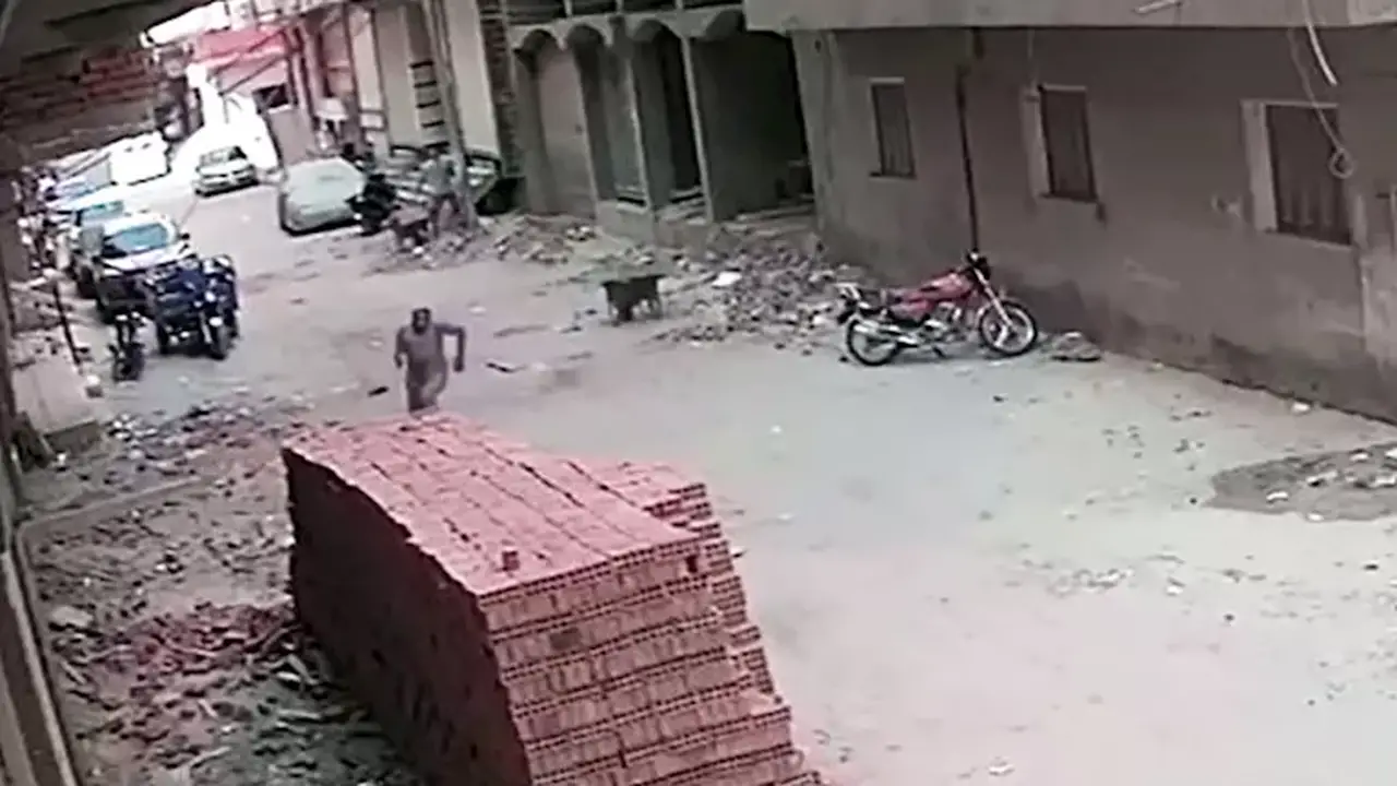لحظة انهيار 3 طوابق في طلخا ونجاة عامل في اللحظات الأخيرة – فيديو وصور