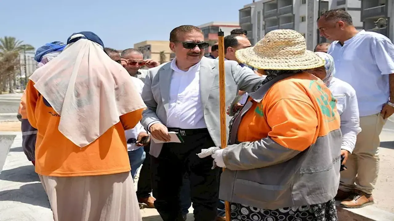 محافظ بورسعيد يوزع كوبونات غذائية لعمال النظافة في لفتة إنسانية – صور