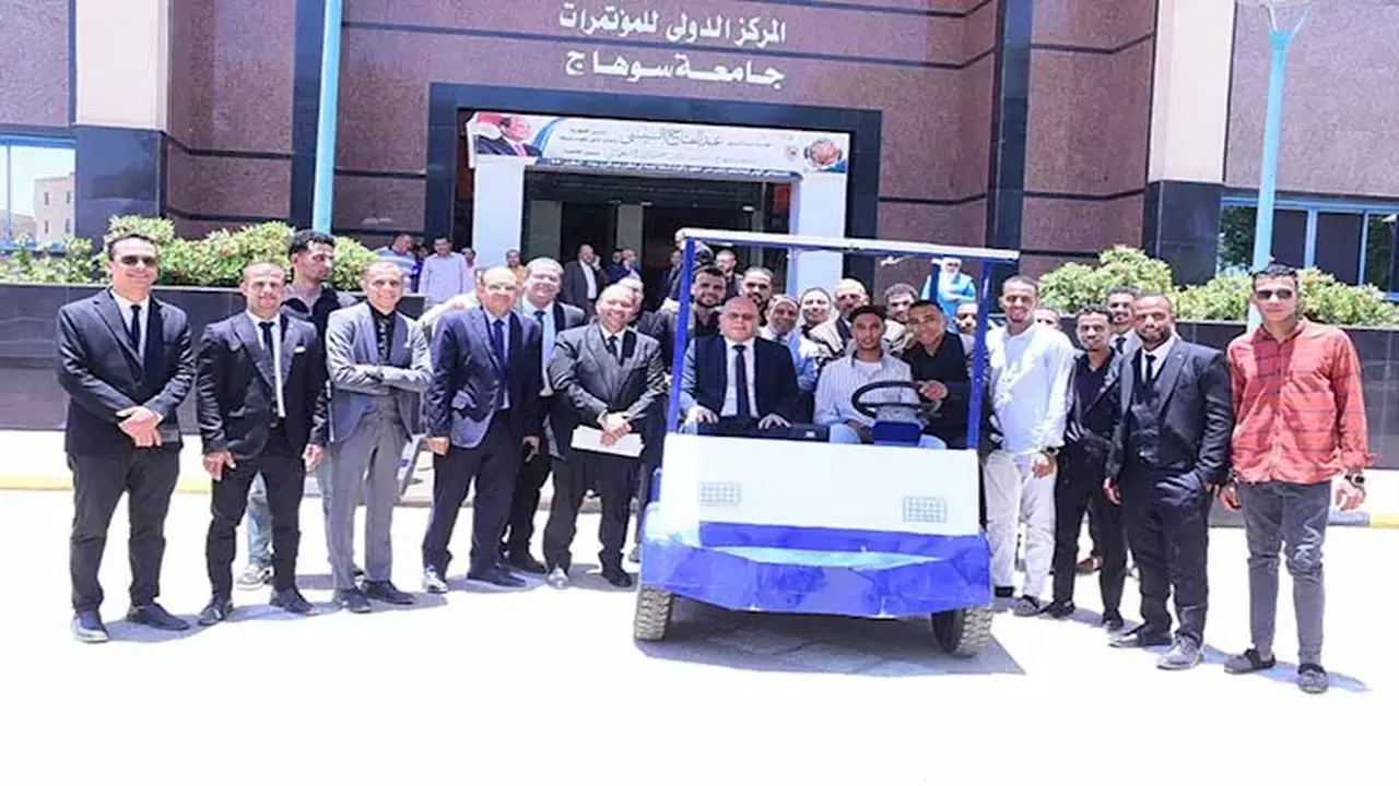 طلاب جامعة سوهاج يبتكرون سيارة كهربائية تعمل بالطاقة الشمسية للمرة الثانية
