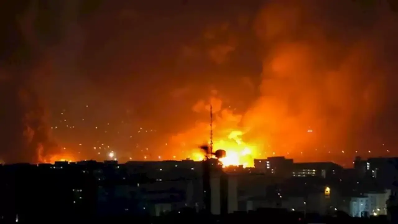 القيادة المركزية الأمريكية تستمر في تنفيذ ضربات جديدة في إيران لليلة الخامسة