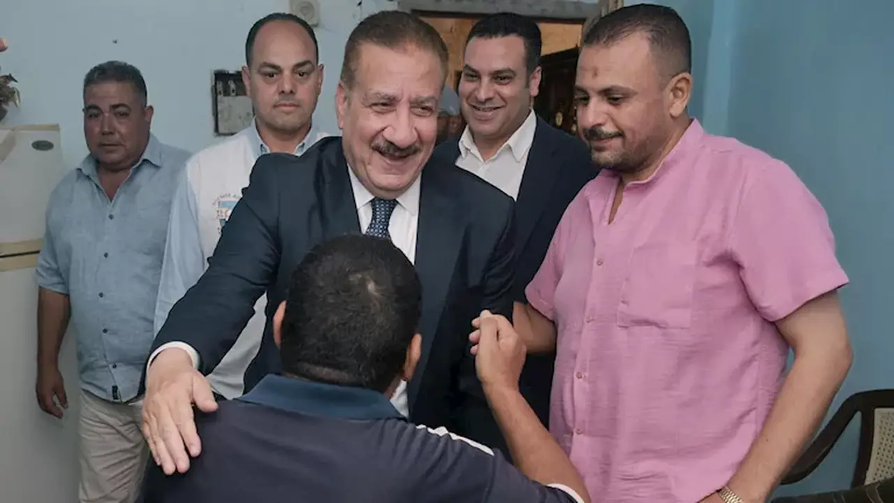محافظ بورسعيد يزور منزل مواطن مبتور الساقين ويقدم له الدعم – صور