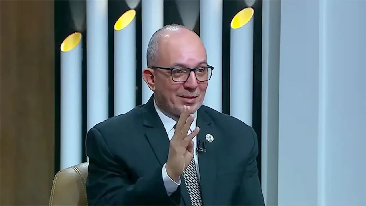 لماذا جعل الله ماء العين مالحًا وماء الأذن مُرًا؟.. تفسير أستاذ بالأزهر