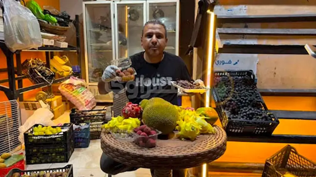 فاكهة تُباع بالجرام في الشرقية.. تجربة فريدة في سوق الفواكه – فيديو وصور