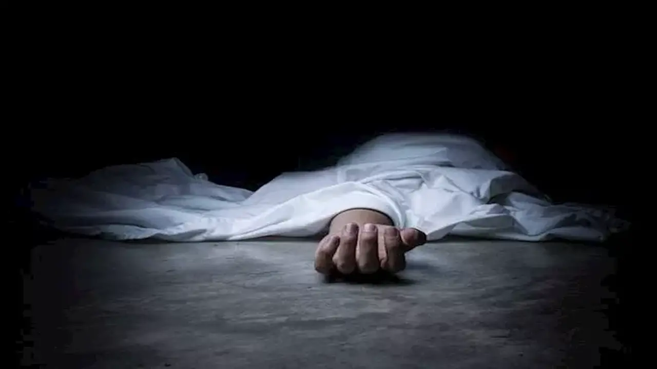 مأساة في التجمع.. فتاة قعيدة تلازم جثمان شقيقها 12 ساعة بعد وفاته