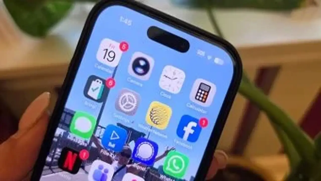 ما دلالة النقاط الأربع أعلى شاشة iPhone؟ علامة قد تشير إلى مشكلة