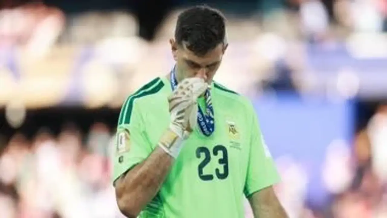 إيميليانو مارتينيز يلمح إلى اعتزاله الدولي بعد خسارة الأرجنتين في نهائي كأس العالم