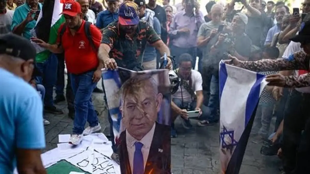 محتجون يهتفون ضد نتنياهو أمام البيت الأبيض خلال زيارته لواشنطن (فيديو)