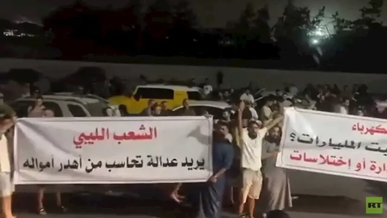 عصيان مدني في طرابلس: مجموعات شبابية تغلق مؤسسات حكومية احتجاجًا على الأوضاع الحالية