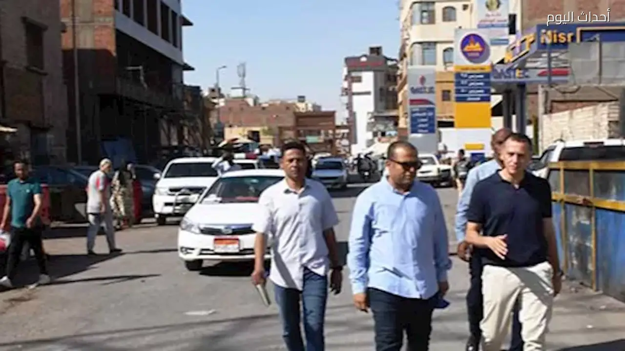 محافظ أسوان يوجه بتخصيص باكيات جديدة للباعة الجائلين ويعزز فرص العمل للشباب
