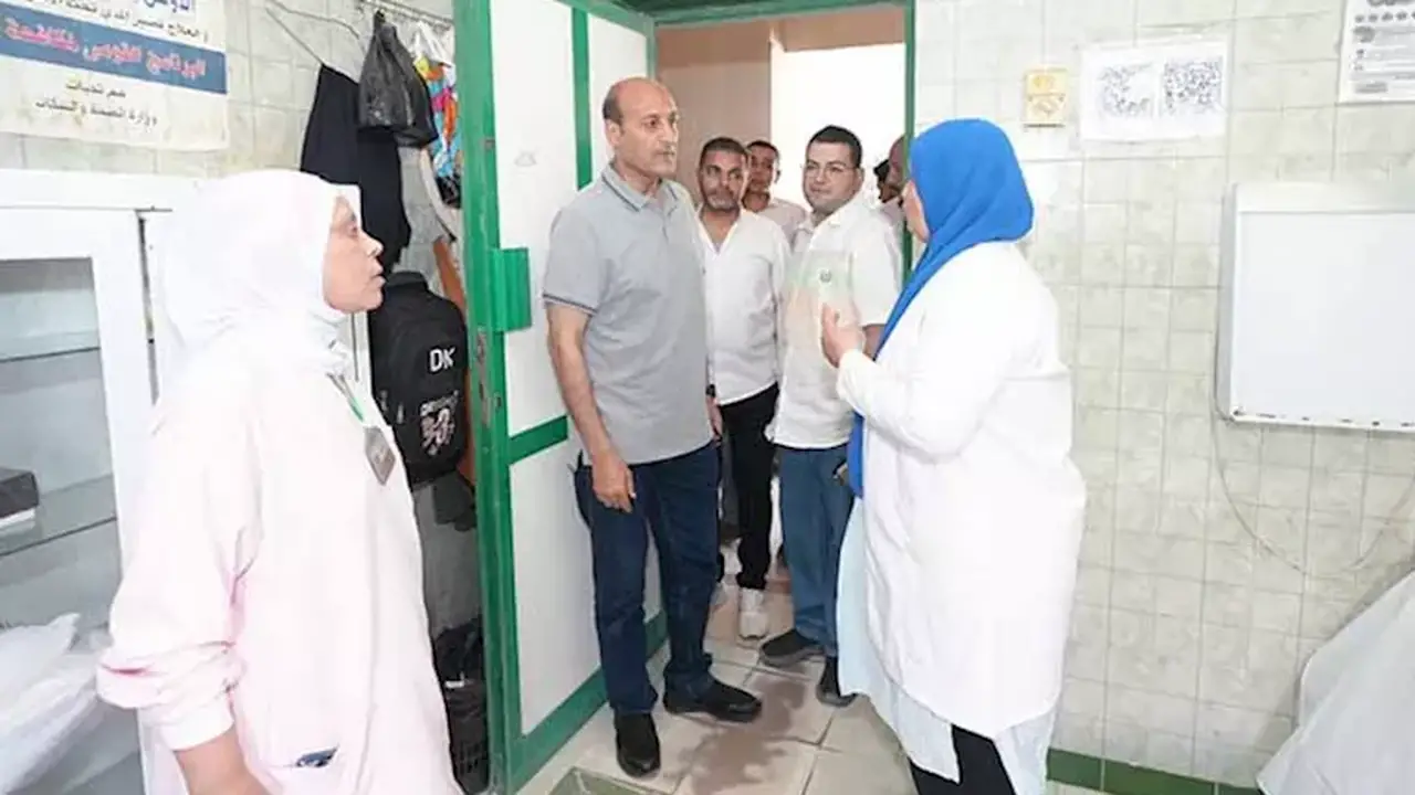 محافظ أسيوط يقوم بجولة تفقدية في مستشفى صدفا ويشدد على أهمية تطوير الخدمات الصحية