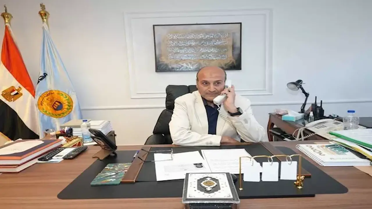 محافظ أسيوط يهنئ الطالبة هناء فتحي بمناسبة حصولها على المركز الأول في الدبلومات الفنية التكنولوجية