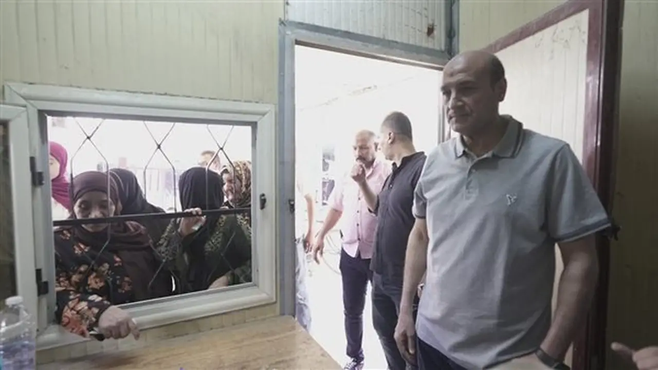 محافظ أسيوط يوجه بفتح شباك إضافي لحجز التذاكر لتقليل فترات الانتظار