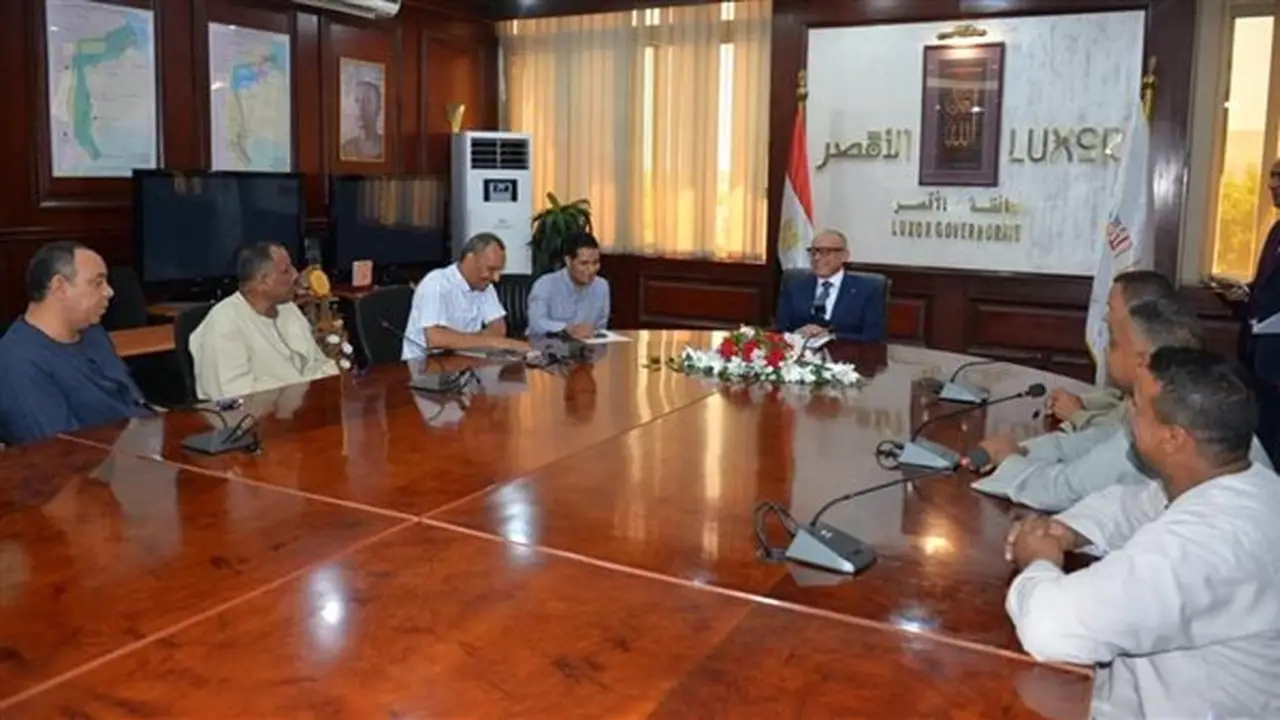 محافظ الأقصر يستقبل وفدًا من أهالي جزيرة الكروم ويبحث مطالبهم الخدمية والتنموية