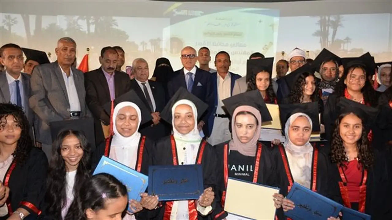 محافظ الأقصر يكرم أوائل الشهادتين الإعدادية العامة والأزهرية والطلاب الفائزين في مسابقة الرسم الدولية